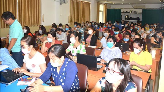 Cán bộ, giáo viên Trường Tiểu học Nguyễn Bỉnh Khiêm tham gia tập huấn biện pháp phòng chống dịch nCoV