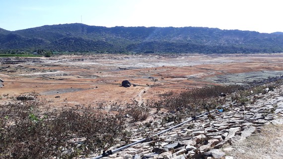 Nhiều hồ nước tại Ninh Thuận đã cạn đáy khi mới bắt đầu mùa khô