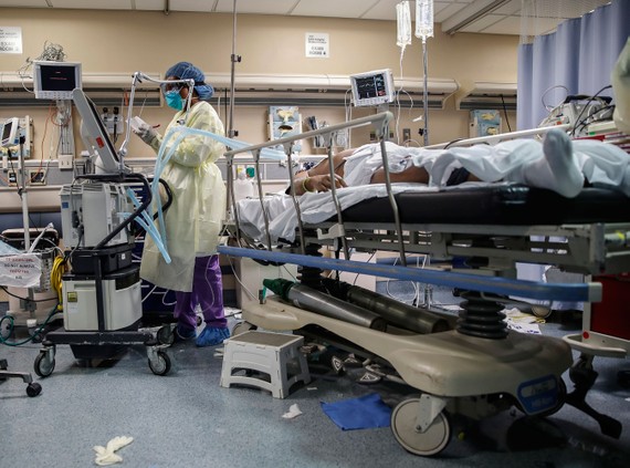 Một bệnh nhân mắc Covid-19 đang được điều trị  tại Bệnh viện St. Joseph ở Yonkers, New York, Mỹ. Ảnh: AP