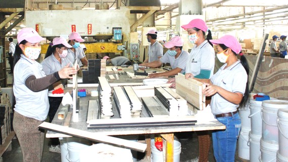 Công nhân Công ty Kaiser Việt Nam,  Khu công nghiệp Mỹ Phước trong quá trình sản xuất