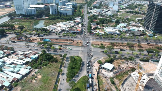 Giao lộ Nguyễn Văn Linh - Nguyễn Hữu Thọ  sẽ được xây dựng thành nút giao thông hiện đại. Ảnh: CAO THĂNG 