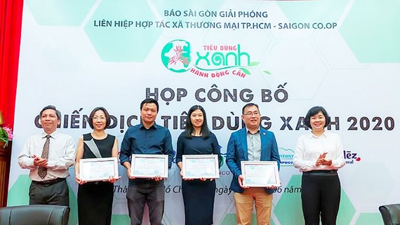 Phó tổng Biên tập Báo SGGP Lý Việt Trung trao chứng nhận doanh nghiệp đồng hành Chiến dịch Tiêu dùng xanh năm 2020 cho các doanh nghiệp