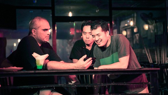 Đạo diễn Trịnh Đình Lê Minh (bìa phải) trên trường quay  phim Bằng chứng vô hình. Ảnh: ĐPCC