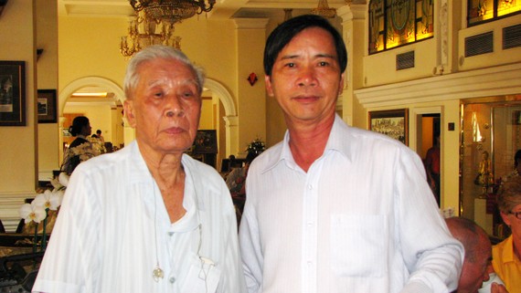 Nhà văn Phạm Tường Hạnh (trái) và nhà văn Triệu Xuân