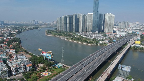 Cầu Sài Gòn 2 (bên trái) được đầu tư xây dựng theo phương thức PPP. Ảnh: CAO THĂNG