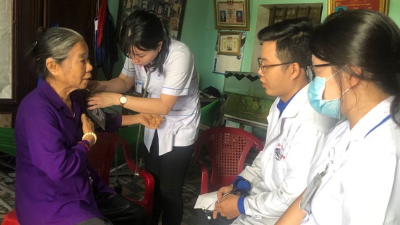  Các bác sĩ BV Thống Nhất khám bệnh cho gia đình chính sách tại Cát Tiên (Lâm Đồng)
