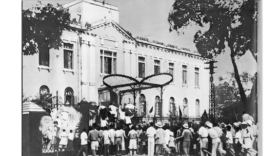 Nhân dân Hà Nội chiếm phủ Khâm sai, ngày 19-8-1945. Ảnh tư liệu