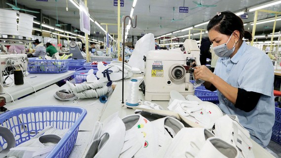 May giày xuất khẩu tại Công ty TNHH hóa dệt Hà Tây, xã Cam Thượng, Ba Vì, Hà Nội. Ảnh: TTXVN