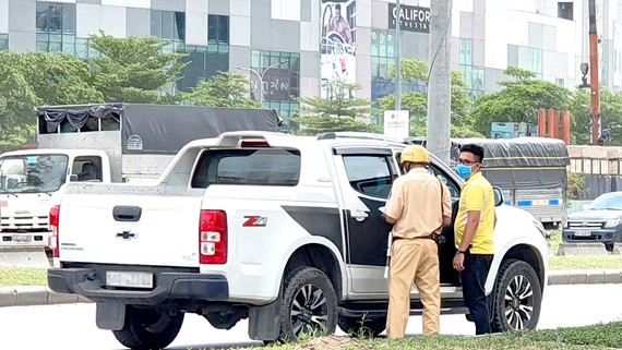 CSGT xử lý một ô tô bán tải vi phạm trên đại lộ Nguyễn Văn Linh, quận 7 vào trưa 18-8