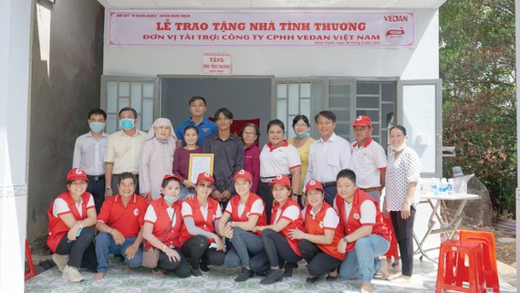 Bà Nguyễn Thị Thu Thủy (Phó giám đốc đối ngoại Công ty CPHH Vedan Việt Nam)  và gia đình cùng đại diện các ban ngành đoàn thể huyện Nhơn Trạch  trong buổi trao tặng mái ấm tình thương