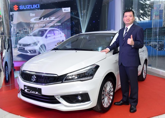 Ông Takahasa - Tổng Giám đốc Việt nam Suzuki đứng cạnh xe Ciaz mới