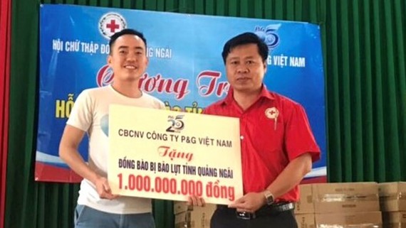 P&G Việt Nam tiếp tục mang nước uống sạch và quyên góp hỗ trợ cho người dân vùng lũ
