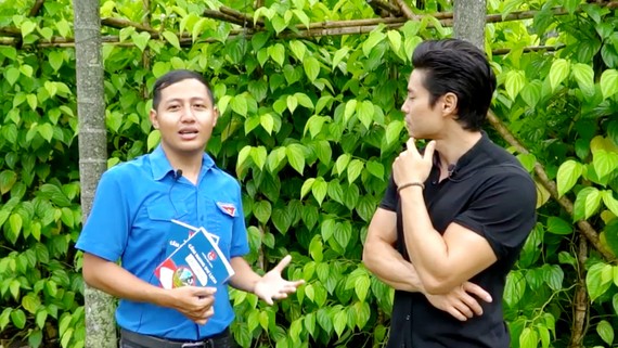 Bạn Nguyễn Sỹ Lộc (bên trái) đang giới thiệu cho du khách về du lịch Hóc Môn