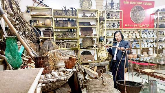 Ông Nguyễn Quang Cương bên các hiện vật trưng bày  tại Bảo tàng Hoa Cương
