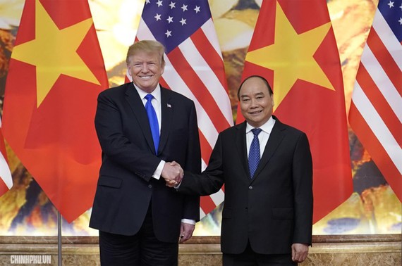 Thủ tướng Nguyễn Xuân Phúc (phải) bắt tay Tổng thống Mỹ Donald Trump tại cuộc hội kiến ở Hà Nội hồi tháng 2-2019. Ảnh: VGP