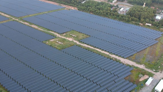 Hệ thống điện mặt trời tại huyện Đức Hòa, Long An. Ảnh: CAO THĂNG
