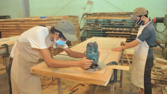   Sản xuất gỗ xuất khẩu tại Công ty gỗ Trường Thành. Ảnh: CAO THĂNG