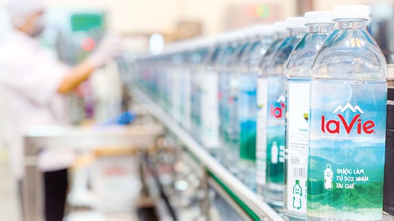 La Vie là hãng nước khoáng đầu tiên tại Việt Nam ra mắt sản phẩm sử dụng chai được làm  từ nhựa tái chế dùng cho ngành thực phẩm
