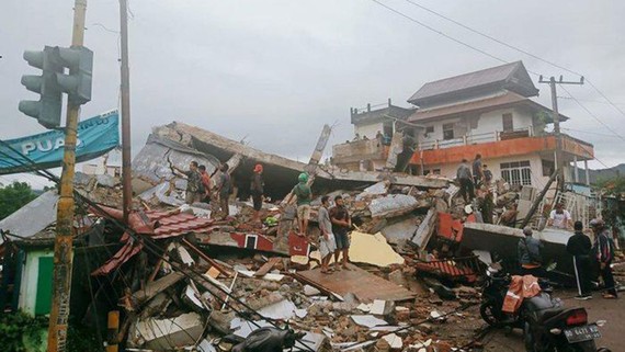 Nhiều ngôi nhà bị sập trong động đất ở Mamuju, Tây Sulawesi, Indonesia, ngày 15-1. Ảnh: AP.