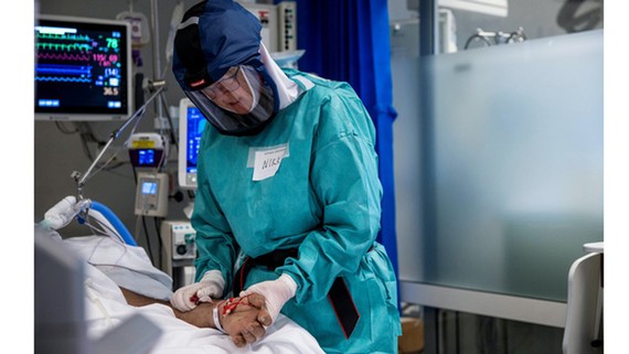 Nhân viên y tế chăm sóc bệnh nhân COVID-19 tại bệnh viện Oslo University Hospital Rikshospitalet (Oslo, Na Uy). Ảnh: REUTERS