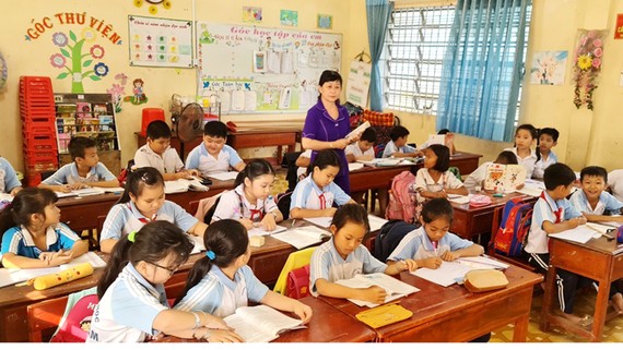 Cô Phương Thảo giảng dạy cho học sinh lớp 4 ở Trường Tiểu học Việt Lâm năm học 2019-2020