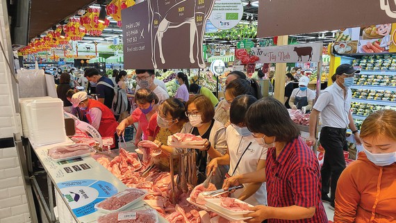 Mua thịt heo tại siêu thị Lotte, quận 7. Ảnh: CAO THĂNG