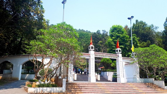 Khu mộ 10 nữ anh hùng liệt sĩ Thanh niên xung phong Ngã ba Đồng Lộc