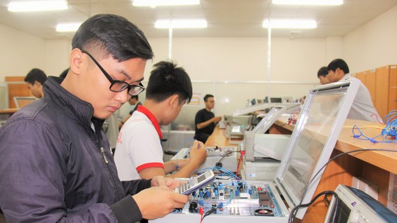 Sinh viên ngành Kỹ thuật điện tử - viễn thông Trường ĐH Quốc tế (ĐH Quốc gia TPHCM)  trong giờ học thực hành 