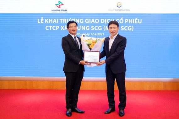 Ông Nguyễn Tuấn Anh, Phó TGĐ Sở Giao dịch Chứng khoán Hà Nội (HNX) trao chứng nhận đăng ký giao dịch cổ phiếu trên sàn Upcom cho SCG