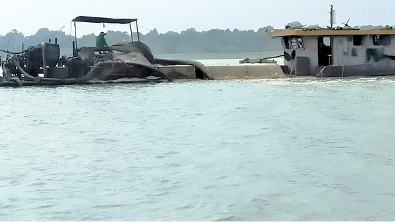 Hoạt động khai thác cát trên hồ Dầu Tiếng tiềm ẩn nguy cơ ô nhiễm nguồn nước