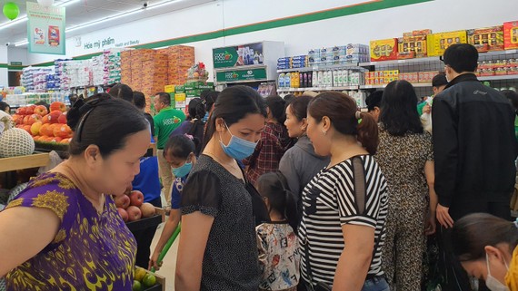 Người tiêu dùng mua sắm tại Co.op Food ở TP Thanh Hóa