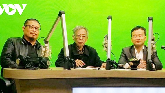 Nhà thơ Hoàng Nhuận Cầm (giữa) trong một chương trình của Đài Tiếng nói Việt Nam. Ảnh: VOV