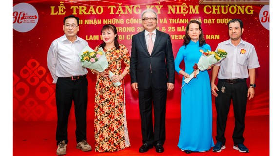 Các cặp vợ chồng cùng nhau làm việc trên 20 năm tại Vedan Việt Nam nhận hoa chúc mừng từ Tổng Giám đốc