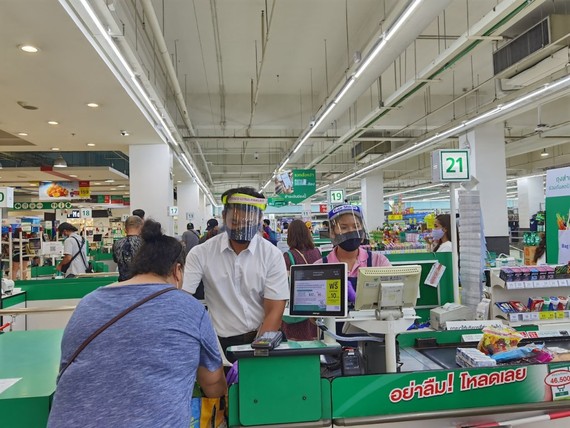 Nhân viên siêu thị tại Bangkok đeo khẩu trang và che mặt để phòng, ngừa Covid-19