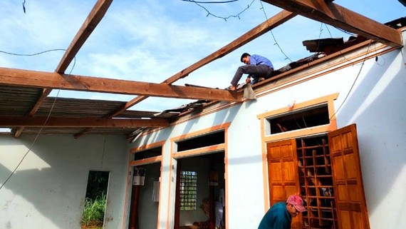 Người dân ở Hương Khê (Hà Tĩnh) sửa lại nhà cửa sau lốc xoáy. Ảnh: DƯƠNG QUANG