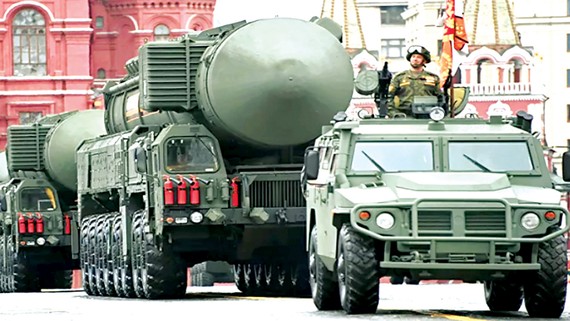 Xe đa dụng Tigr-M hộ tống xe chở đạn kiêm bệ phóng tên lửa đạn đạo  xuyên lục địa (ICBM) Yars trong lễ duyệt binh 
