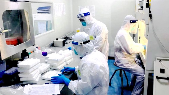 Cán bộ phòng xét nghiệm virus SARS-CoV-2 của CDC Bắc Ninh làm việc cả ngày đêm