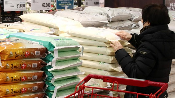 Người tiêu dùng chọn mua gạo tại một siêu thị ở thủ đô Seoul, Hàn Quốc. Ảnh: Yonhap