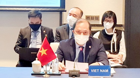 Thứ trưởng Bộ Ngoại giao Nguyễn Quốc Dũng dẫn đầu đoàn Việt Nam  tham dự Hội nghị lần thứ 19 Quan chức cao cấp ASEAN-Trung Quốc  về thực hiện Tuyên bố về ứng xử của các bên ở Biển Đông (SOM DOC). Ảnh: TTXVN