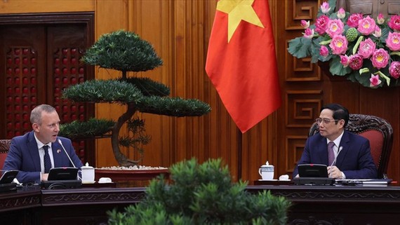 Thủ tướng Phạm Minh Chính tiếp Đại sứ Liên hiệp Vương quốc Anh và Bắc Ireland tại Việt Nam. Ảnh: TTXVN