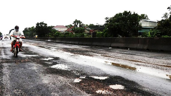 Quốc lộ 1A qua tỉnh Phú Yên bị hư hỏng nặng. ảnh chụp Quốc lộ 1A đoạn qua huyện Tuy An, Phú Yên cuối tháng 10-2021
