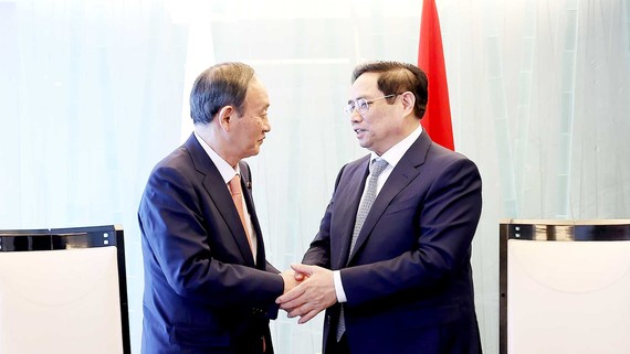 Thủ tướng Phạm Minh Chính  tiếp cựu Thủ tướng Nhật Bản Suga Yoshihide. Ảnh: TTXVN