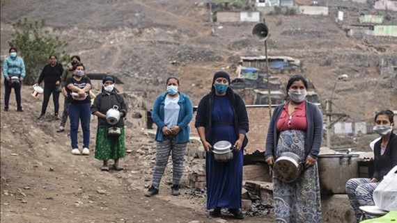 Người dân gặp khó khăn do ảnh hưởng của dịch Covid-19 xếp hàng chờ nhận lương thực cứu trợ ở ngoại ô thủ đô Lima, Peru