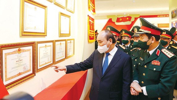 Chủ tịch nước Nguyễn Xuân Phúc và Đại tướng Phan Văn Giang cùng các đại biểu tham quan Nhà truyền thống của Trường Sĩ quan Chính trị