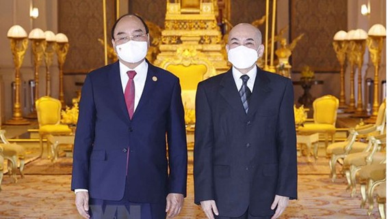 Chủ tịch nước Nguyễn Xuân Phúc và Quốc vương Norodom Sihamoni tại Cung điện Hoàng gia Campuchia. Ảnh: TTXVN