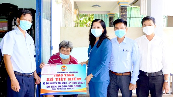 Hội Nông dân TPHCM trao sổ tiết kiệm trợ sức gia đình ông Nguyễn Văn Ngọc