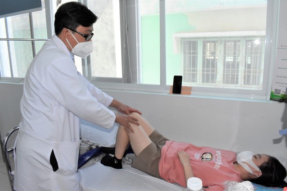 BS-CKI  Trịnh Đức Vinh, thăm khám cho bệnh nhân L.T.T.T