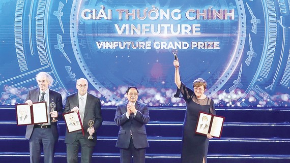 Thủ tướng Phạm Minh Chính trao giải thưởng chính VinFuture lần thứ nhất (VinFuture Grand Prize) cho 3 nhà khoa học phát minh ra công nghệ mRNA,  mở đường tạo ra các loại vaccine ngăn ngừa Covid-19 hiệu quả. Ảnh VIẾT CHUNG