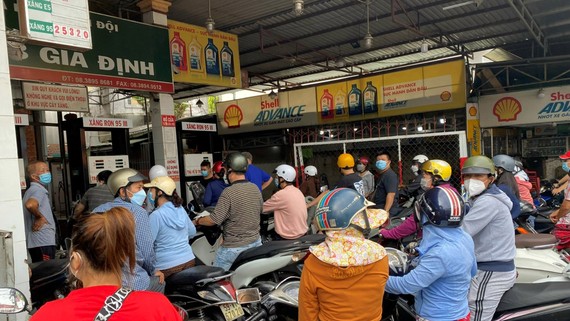 Người dân xếp hàng đợi mua xăng tại một cây xăng  ở quận Gò Vấp, ngày 20-2. Ảnh: THI HỒNG