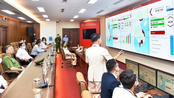 Thủ tướng Phạm Minh Chính và các đại biểu nghe giới thiệu  về Hệ thống CSDLQGVDC vào thời điểm chính thức vận hành, ngày 1-7-2021